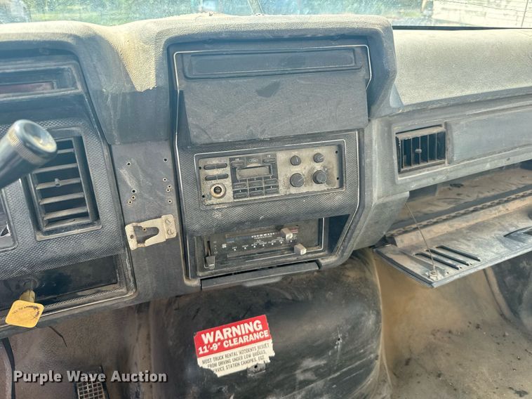 image for item EG6580 1991 Ford F700 box truck