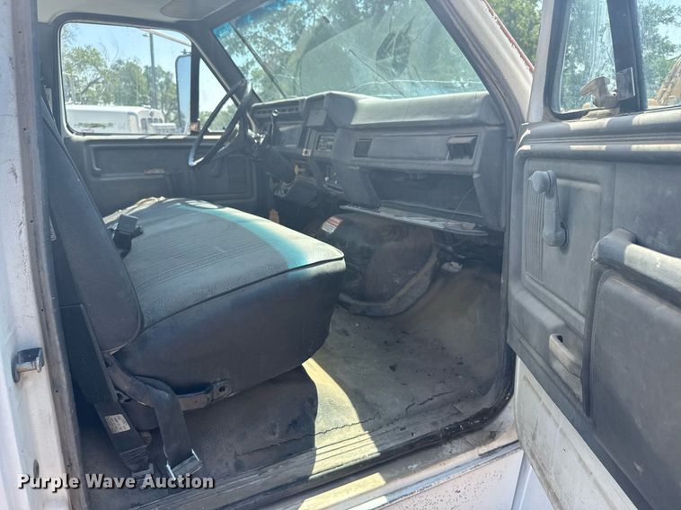 image for item EG6580 1991 Ford F700 box truck