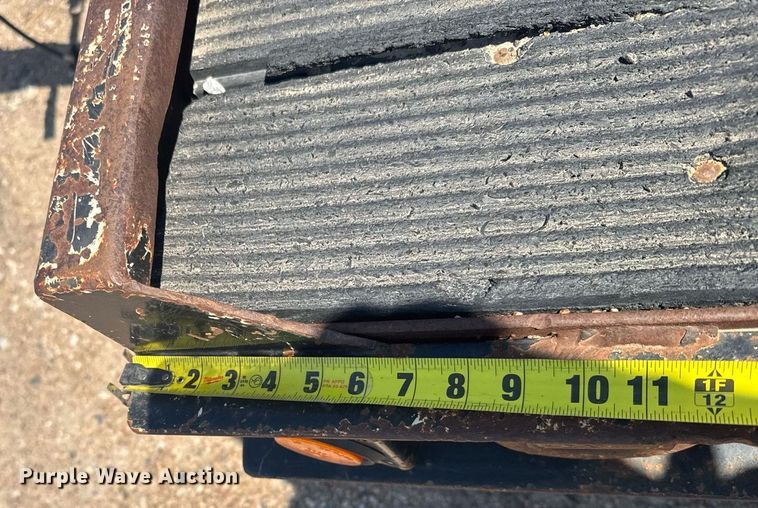 image for item EG6581 2002 Trail King equipment trailer