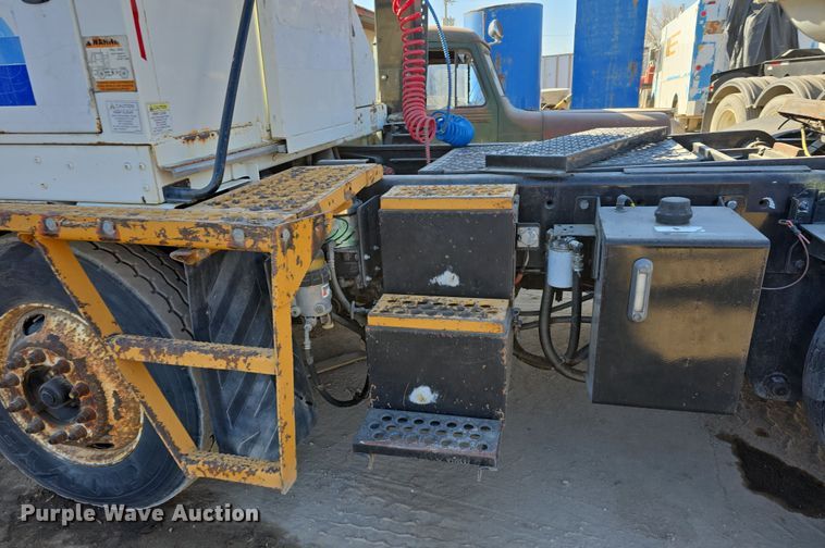 image for item EH8811 2011 Cargotec Solutions LLC 4x2 yard truck