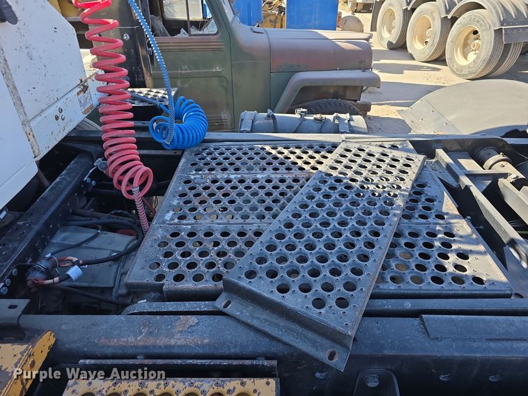 image for item EH8811 2011 Cargotec Solutions LLC 4x2 yard truck