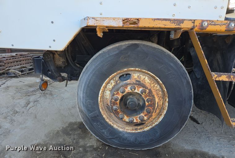 image for item EH8811 2011 Cargotec Solutions LLC 4x2 yard truck