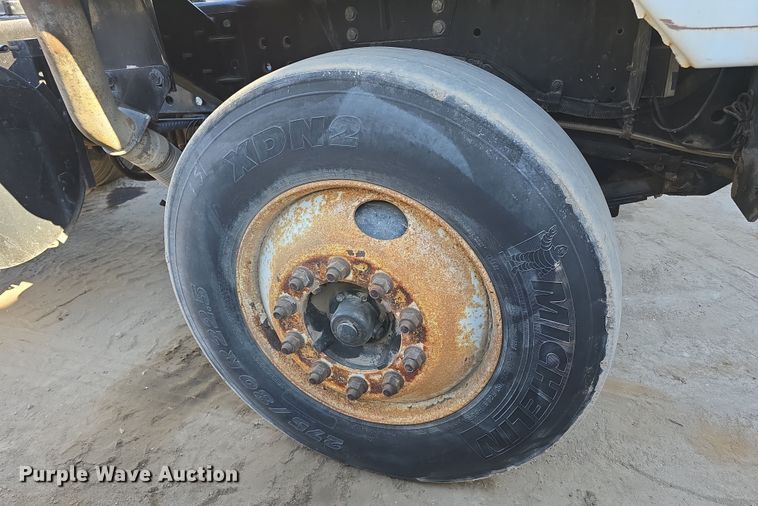 image for item EH8811 2011 Cargotec Solutions LLC 4x2 yard truck