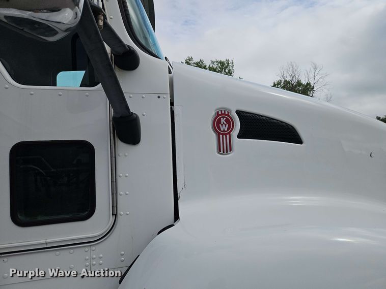 image for item EJ0008 2014 Kenworth T660 semi truck