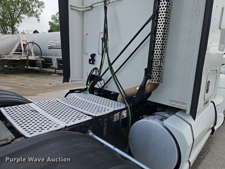 image for item EJ0008 2014 Kenworth T660 semi truck