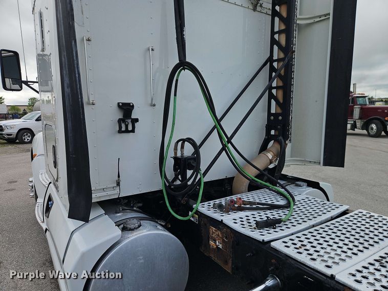 image for item EJ0008 2014 Kenworth T660 semi truck