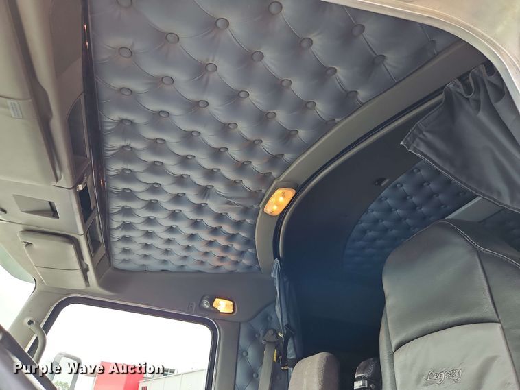 image for item EJ0008 2014 Kenworth T660 semi truck