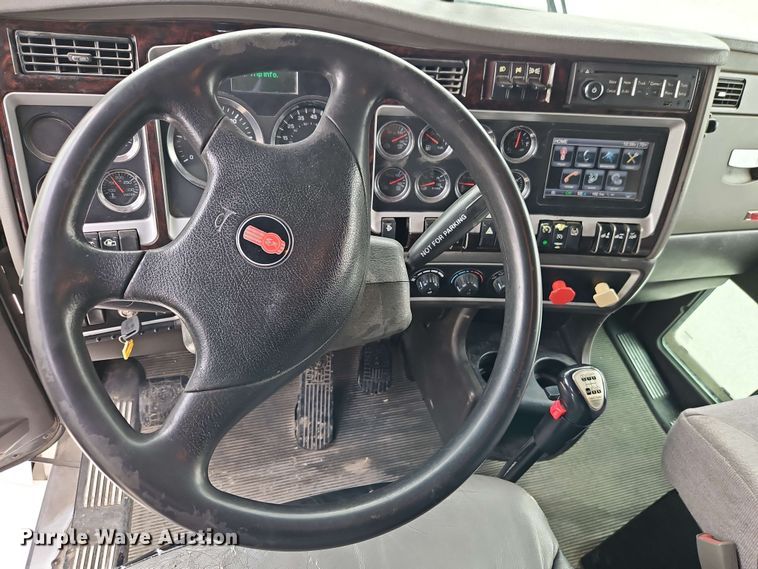 image for item EJ0008 2014 Kenworth T660 semi truck