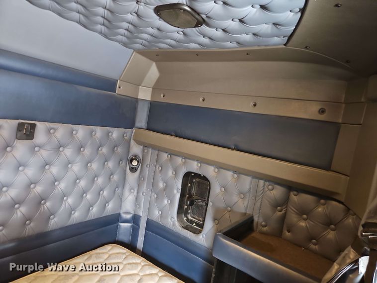 image for item EJ0008 2014 Kenworth T660 semi truck