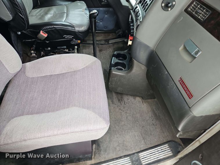 image for item EJ0008 2014 Kenworth T660 semi truck