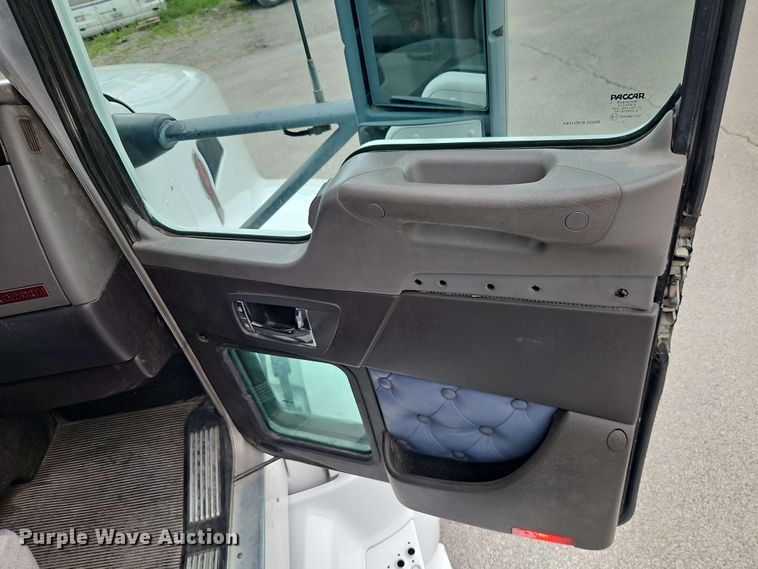 image for item EJ0008 2014 Kenworth T660 semi truck