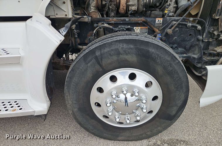 image for item EJ0008 2014 Kenworth T660 semi truck