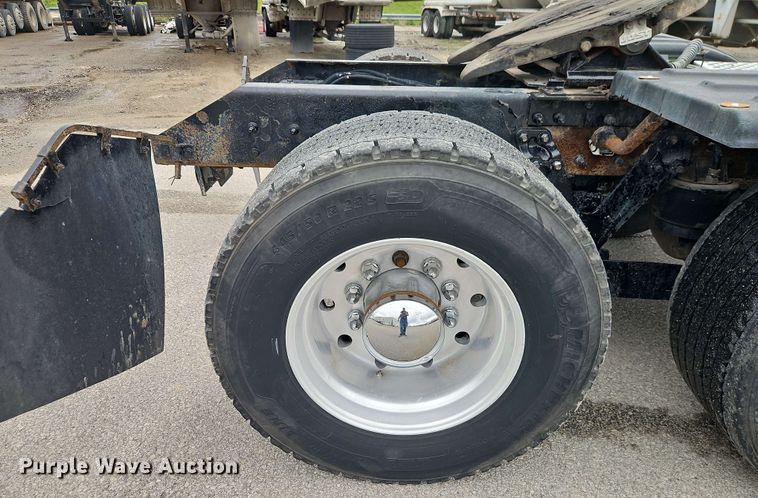 image for item EJ0008 2014 Kenworth T660 semi truck