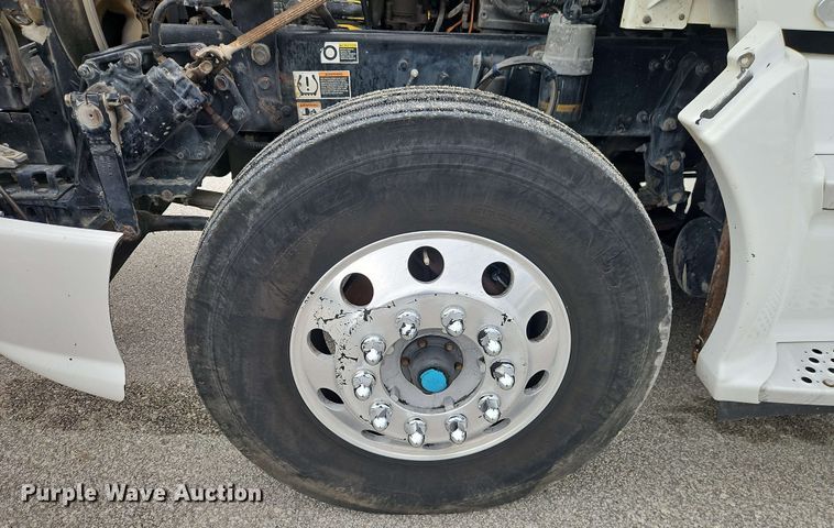 image for item EJ0008 2014 Kenworth T660 semi truck