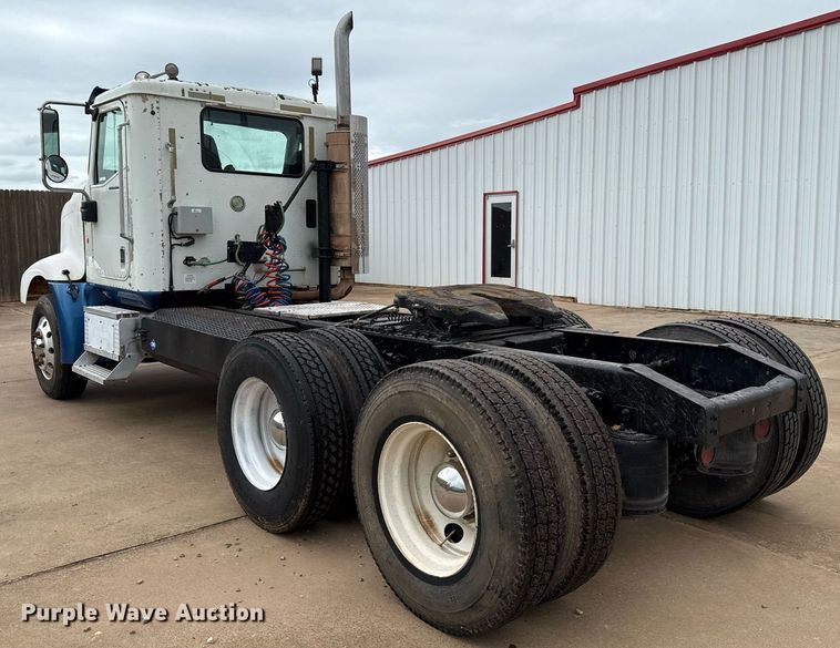 image for item EJ4627 2007 International 9400i semi truck