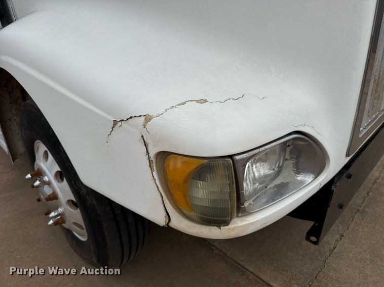 image for item EJ4627 2007 International 9400i semi truck