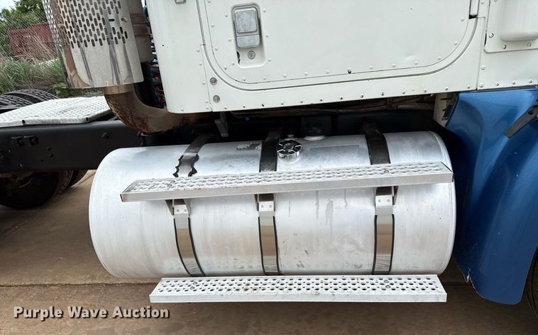 image for item EJ4627 2007 International 9400i semi truck