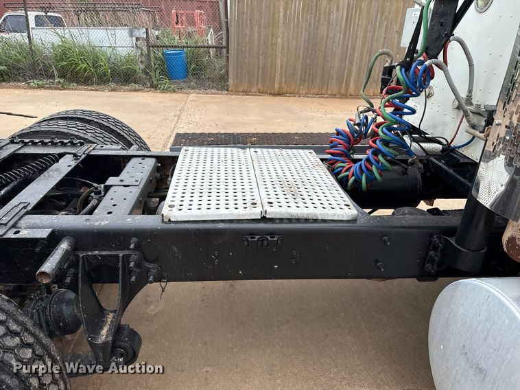 image for item EJ4627 2007 International 9400i semi truck