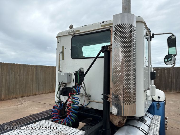 image for item EJ4627 2007 International 9400i semi truck