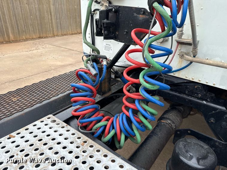 image for item EJ4627 2007 International 9400i semi truck