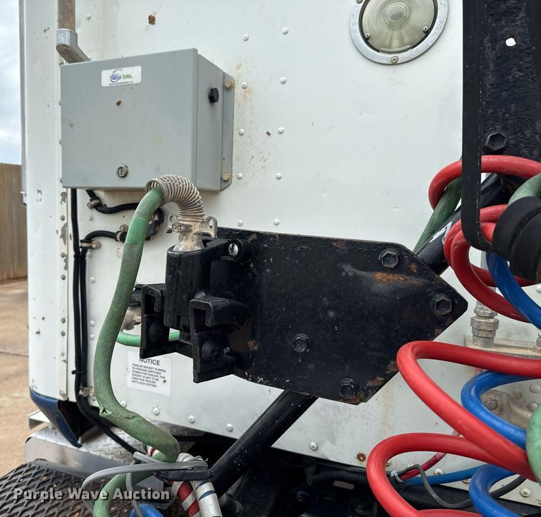 image for item EJ4627 2007 International 9400i semi truck