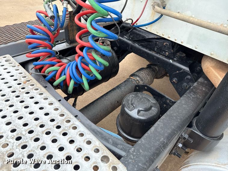 image for item EJ4627 2007 International 9400i semi truck