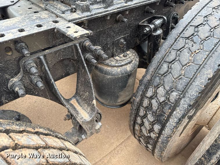 image for item EJ4627 2007 International 9400i semi truck