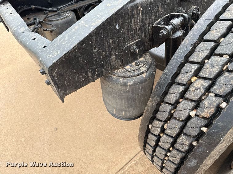 image for item EJ4627 2007 International 9400i semi truck