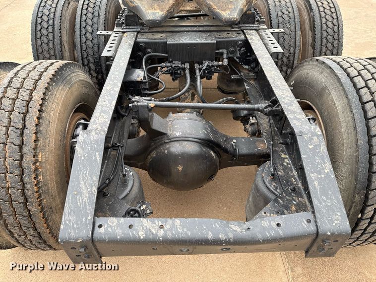 image for item EJ4627 2007 International 9400i semi truck