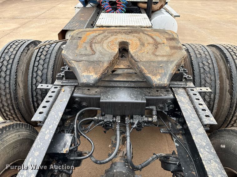 image for item EJ4627 2007 International 9400i semi truck