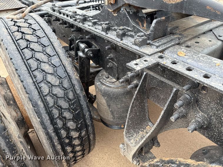 image for item EJ4627 2007 International 9400i semi truck