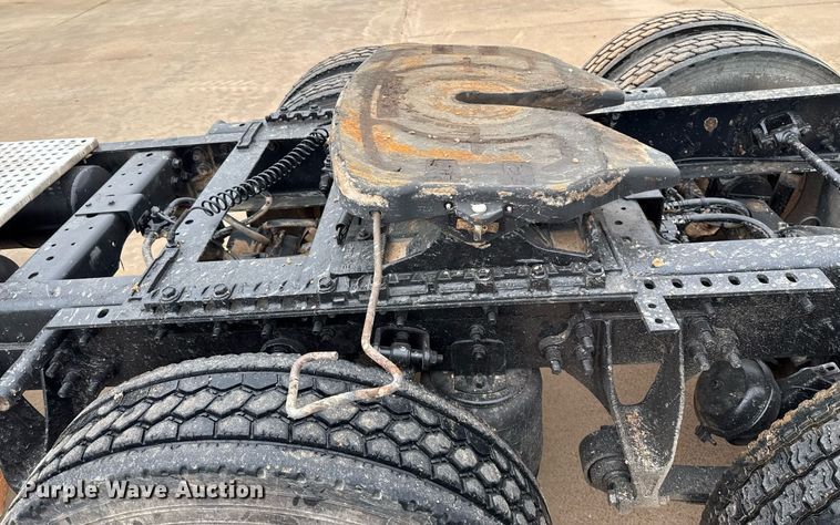 image for item EJ4627 2007 International 9400i semi truck