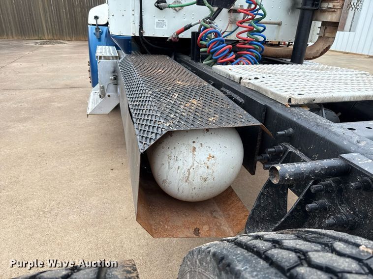 image for item EJ4627 2007 International 9400i semi truck