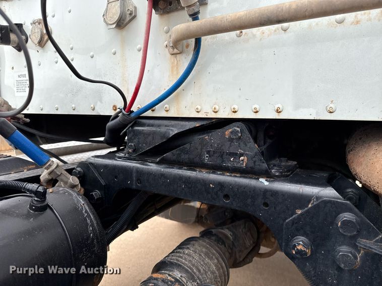 image for item EJ4627 2007 International 9400i semi truck