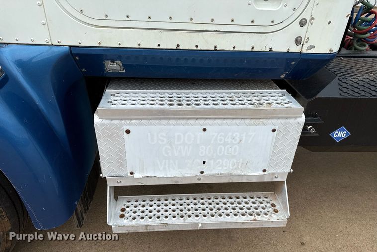 image for item EJ4627 2007 International 9400i semi truck