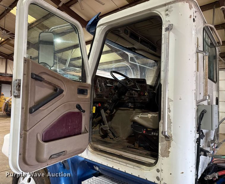 image for item EJ4627 2007 International 9400i semi truck