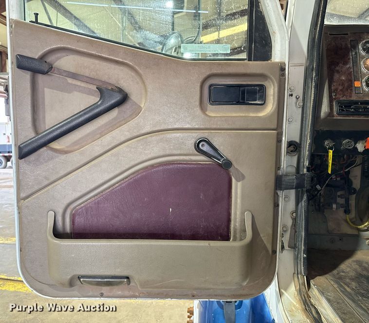 image for item EJ4627 2007 International 9400i semi truck