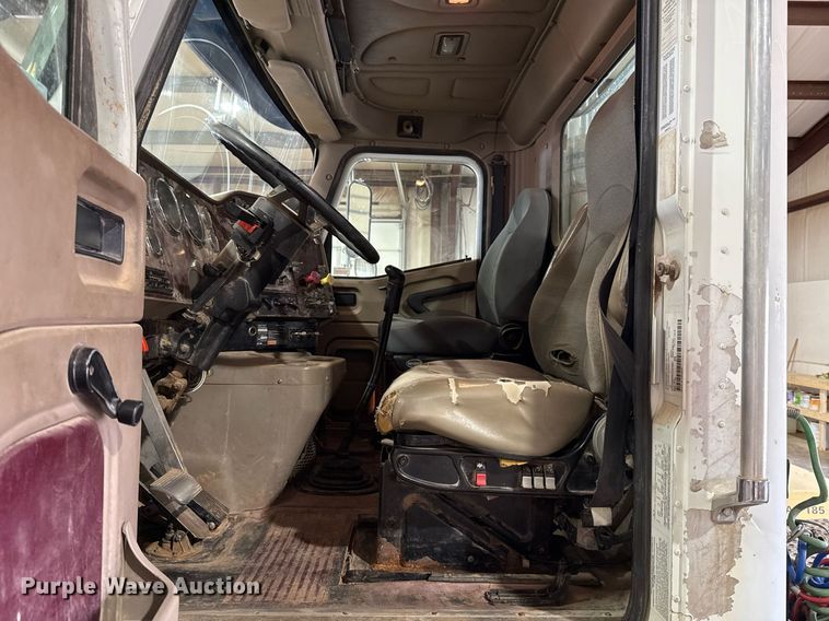 image for item EJ4627 2007 International 9400i semi truck