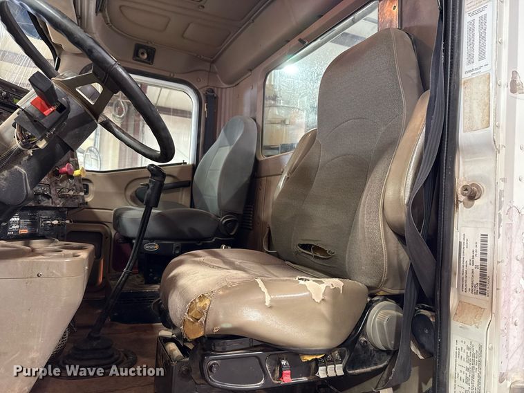 image for item EJ4627 2007 International 9400i semi truck