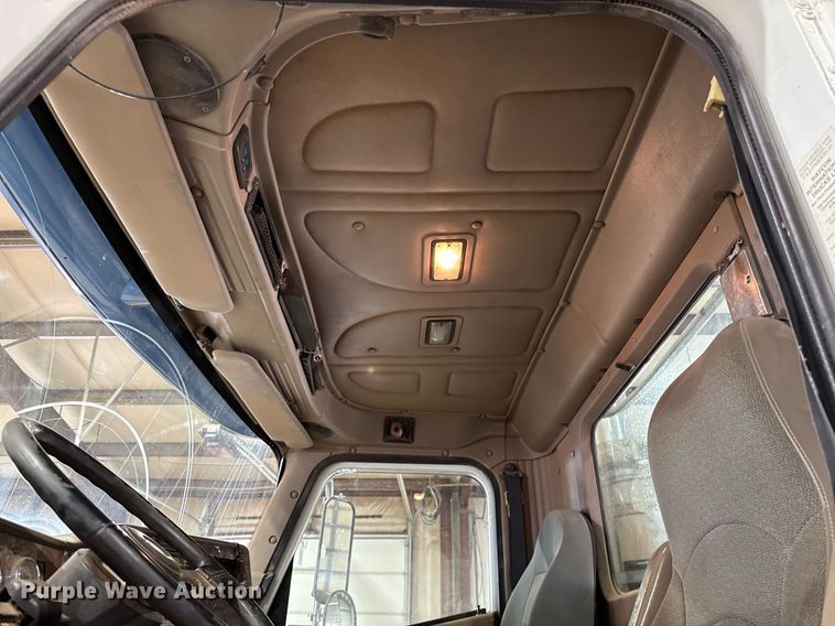 image for item EJ4627 2007 International 9400i semi truck