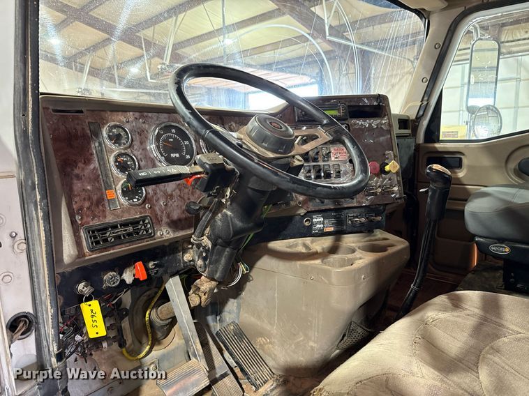 image for item EJ4627 2007 International 9400i semi truck