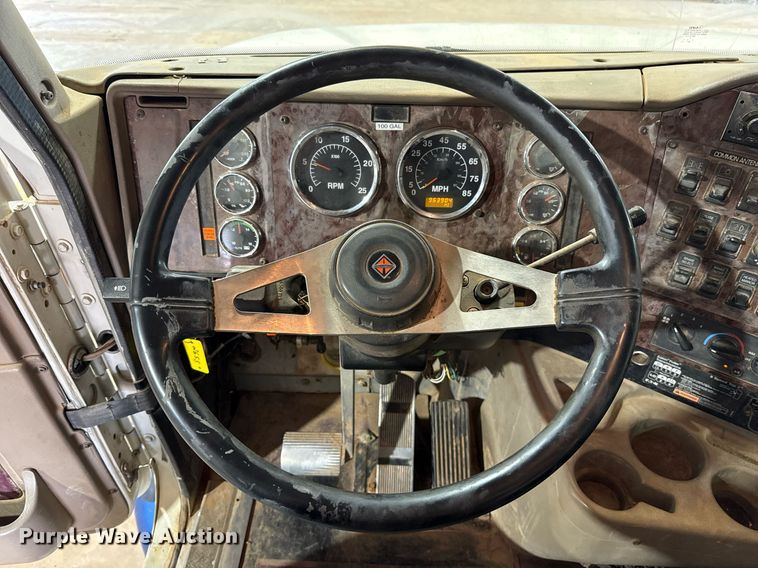 image for item EJ4627 2007 International 9400i semi truck