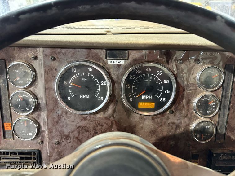 image for item EJ4627 2007 International 9400i semi truck