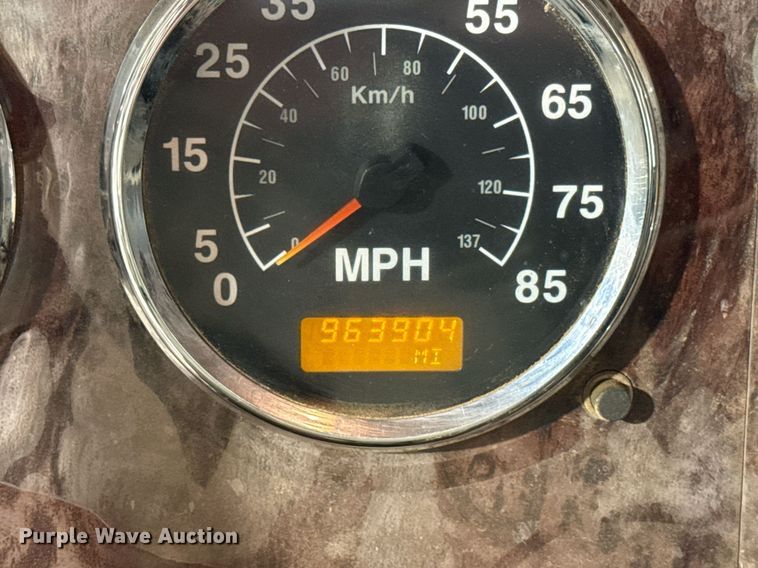 image for item EJ4627 2007 International 9400i semi truck