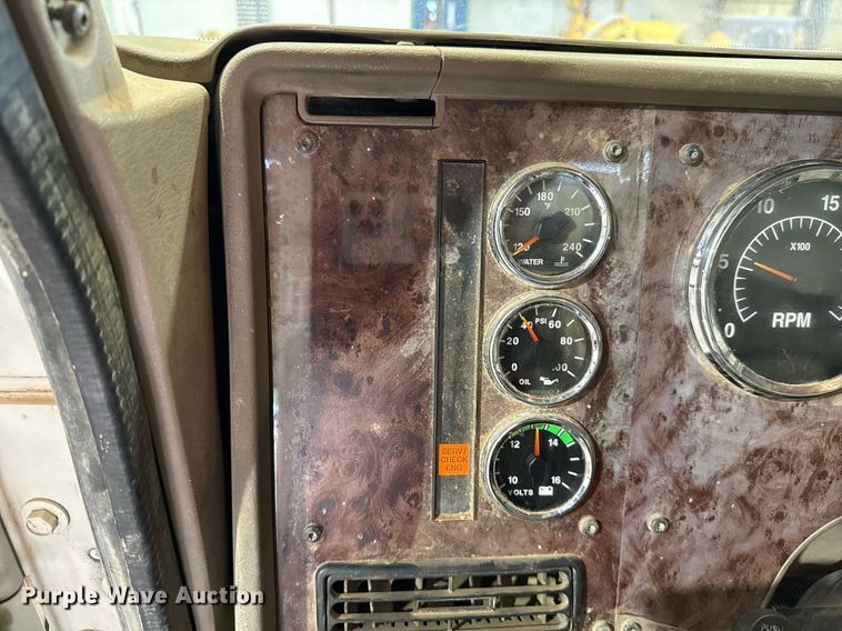 image for item EJ4627 2007 International 9400i semi truck