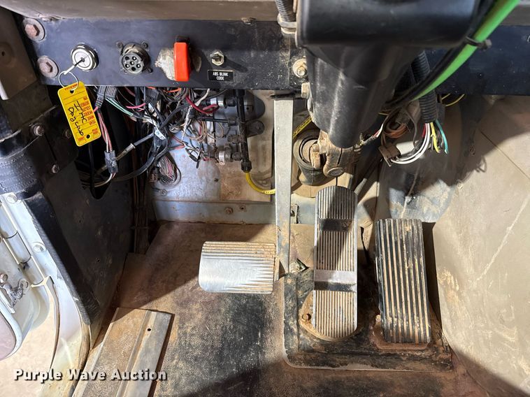 image for item EJ4627 2007 International 9400i semi truck