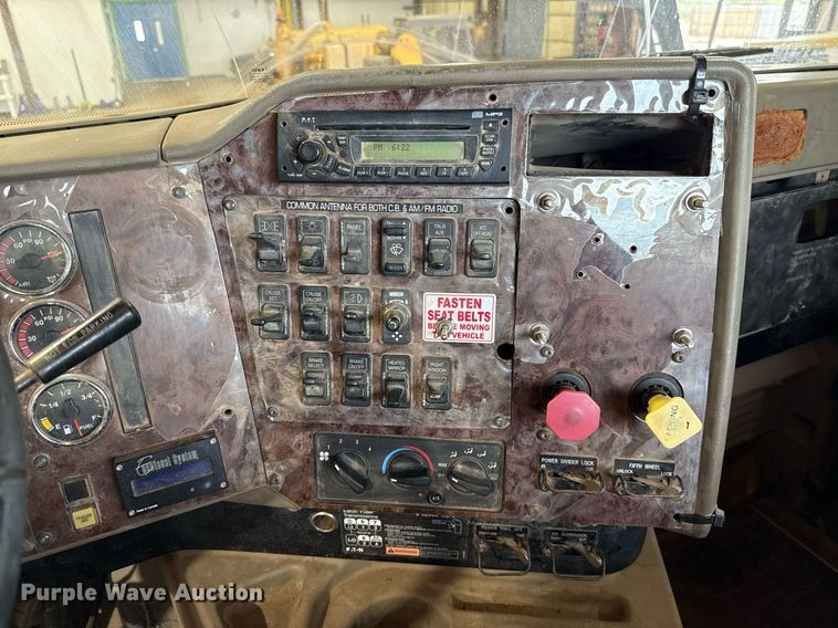 image for item EJ4627 2007 International 9400i semi truck