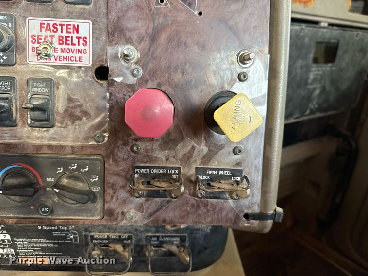 image for item EJ4627 2007 International 9400i semi truck