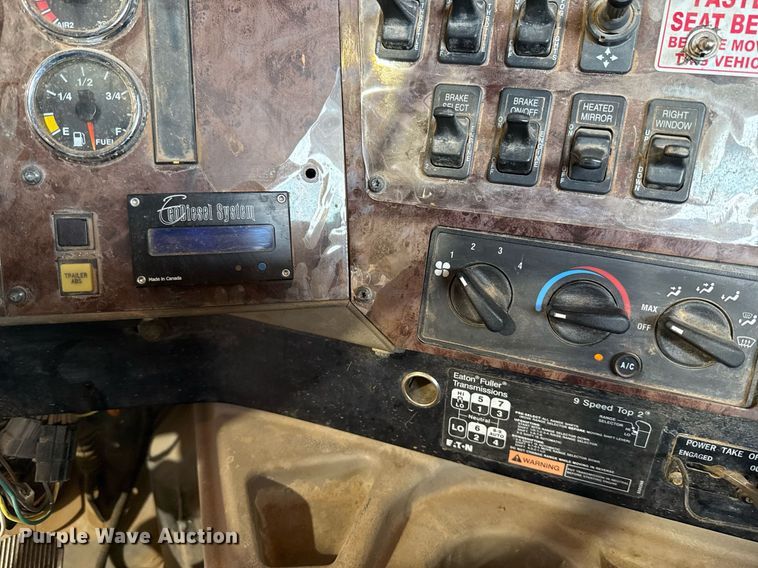 image for item EJ4627 2007 International 9400i semi truck