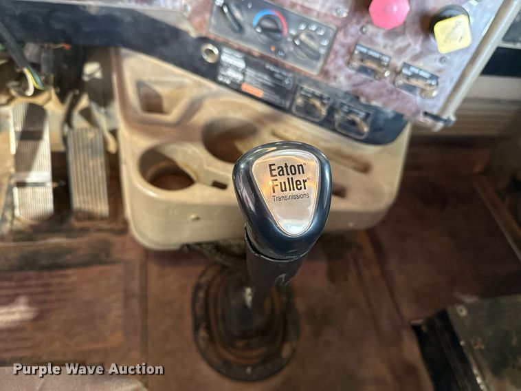 image for item EJ4627 2007 International 9400i semi truck